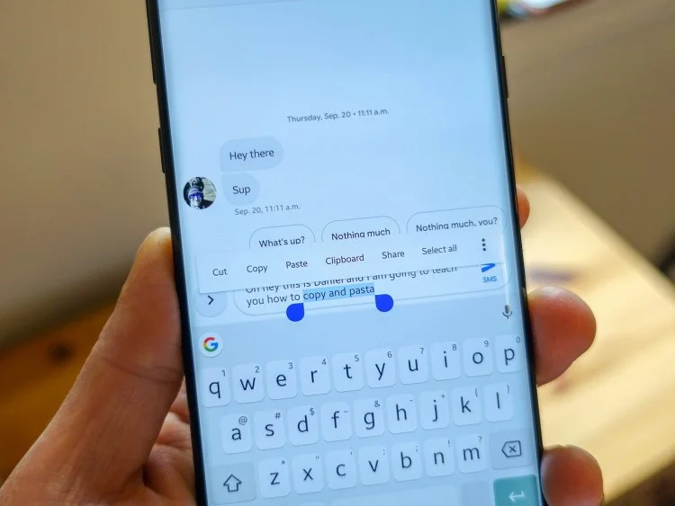 Où se trouve le presse-papier sur un téléphone portable ?